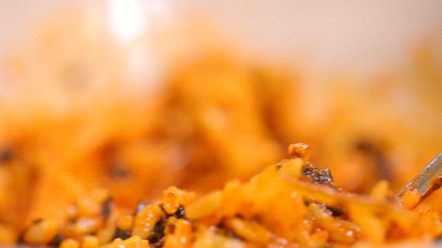 먹음직스럽고 매콤한 볶음밥 한 숟가락