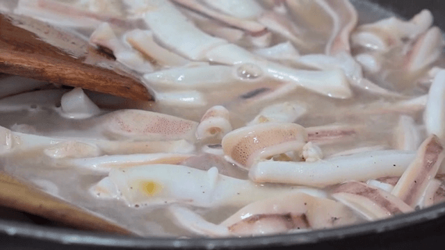 냄비에서 물과 함께 끓는 오징어