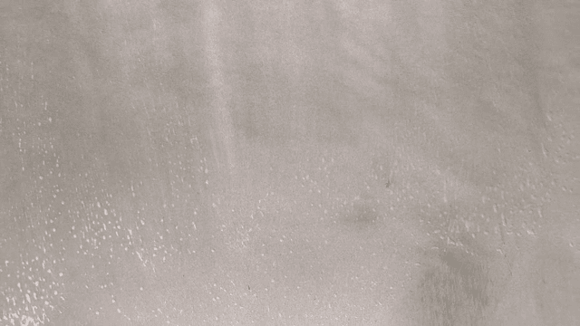 파도가 모래사장에 부드럽게 밀려오는 모습