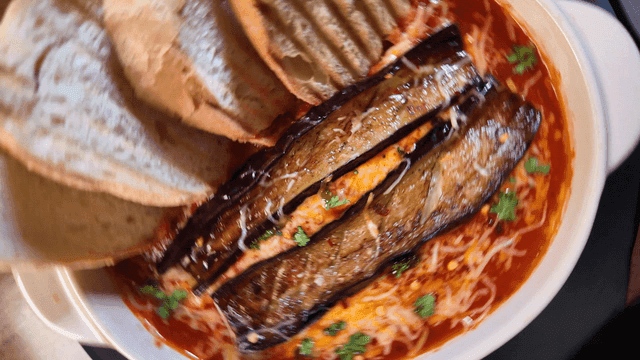 Grilled eggplant gambas with tomato sauce and bread