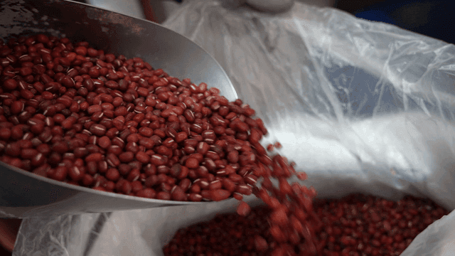 Scoop for pouring red beans into sack