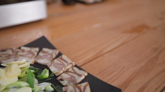 마늘과 파를 곁들인 편육 한 접시