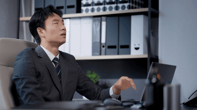 책상에서 스트레스 받는 사업가