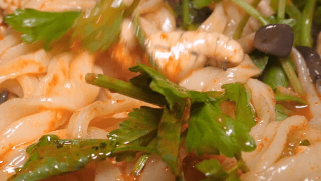 생선 알과 내장이 들어간 매콤한 칼국수