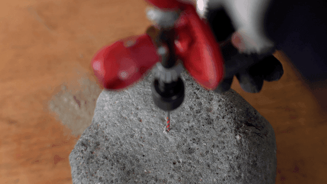 정교하게 돌을 뚫는 장면