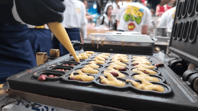 땅콩이 있는 틀에 붓는 반죽