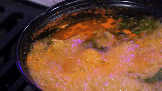 냄비에서 끓고 있는 버섯 칼국수