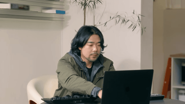 실내에서 노트북으로 일하는 남자