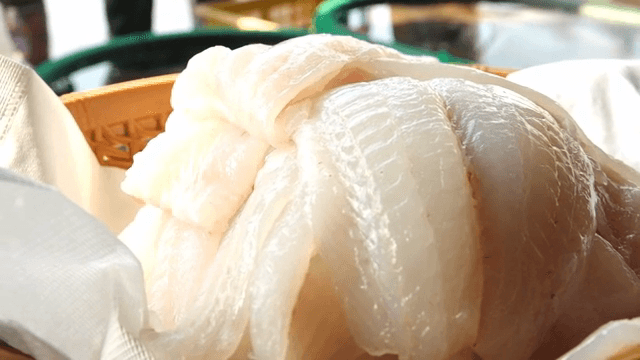 바구니에 담긴 신선한 생선회