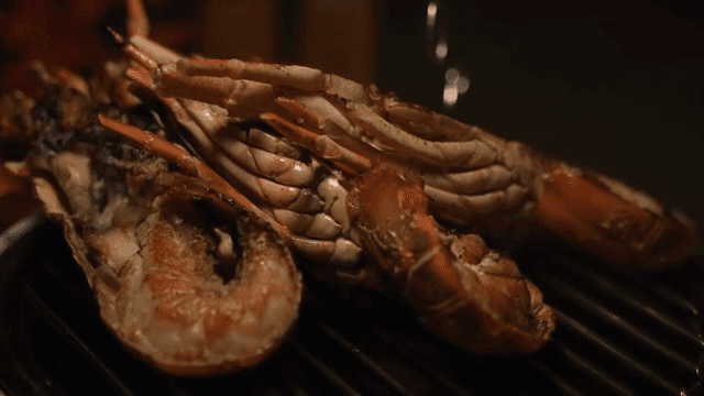 바비큐 그릴 위의 구운 바닷가재