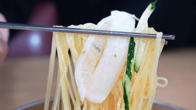 무와 오이가 들어간 냉면