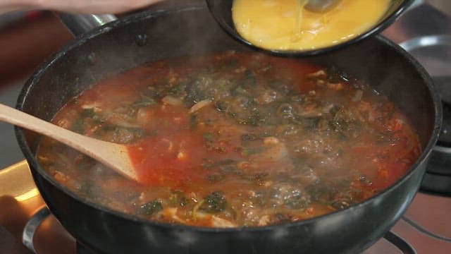 매콤하고 뜨거운 곤드레 찌개에 계란을 넣기