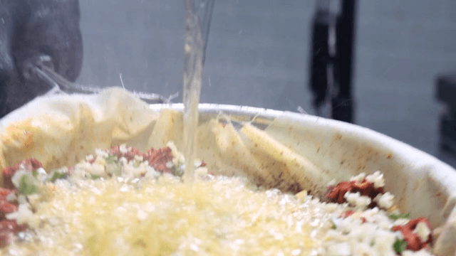 고춧가루와 파 위로 붓는 뜨거운 기름