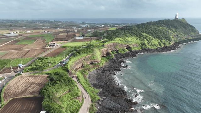 고요한 바다 옆 광활한 농지