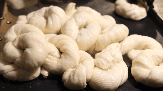 베이킹 트레이 위의 삶은 베이글