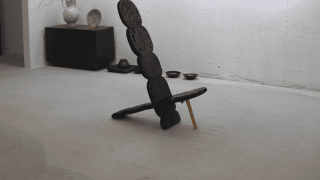 미니멀한 방의 예술적 나무 조각