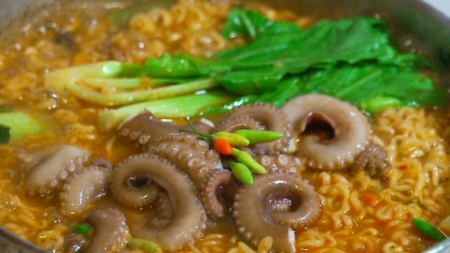 냄비에서 끓고 있는 한국식 문어 해물 라면