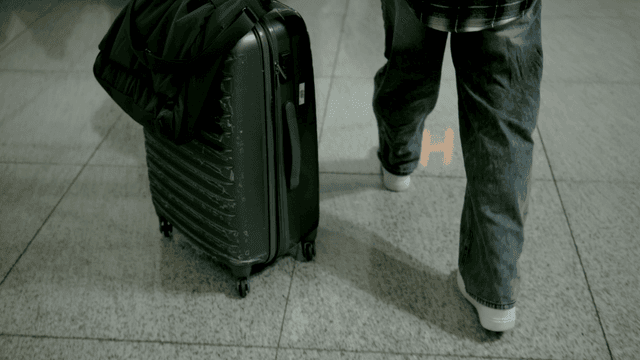 여행용 케리어를 끌고가는 사람의 다리