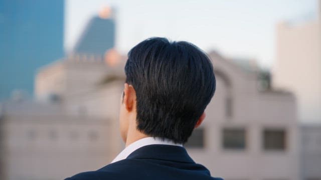 생각에 잠긴 정장 입은 남성