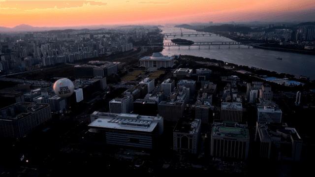 해질녘 강과 다리가 있는 도시 풍경
