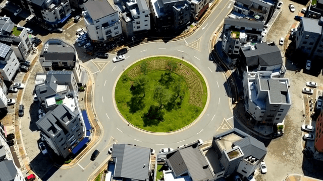 주택으로 둘러싸인 로터리의 항공 뷰