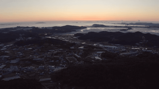 해안 마을과 바다 위의 일몰