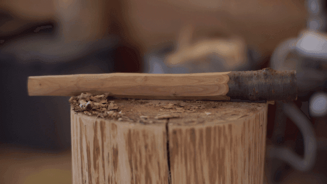 조각된 통나무 위의 나무 손잡이