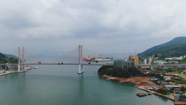 바다 위의 케이블카와 다리