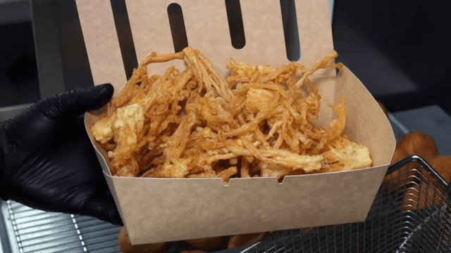 종이 상자에 담긴 갓 튀긴 팽이버섯 튀김