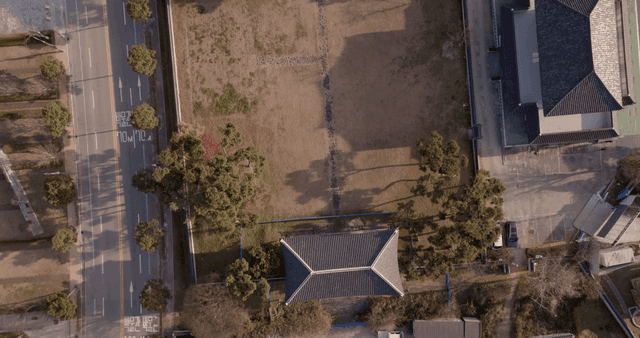 전통 한옥과 도로