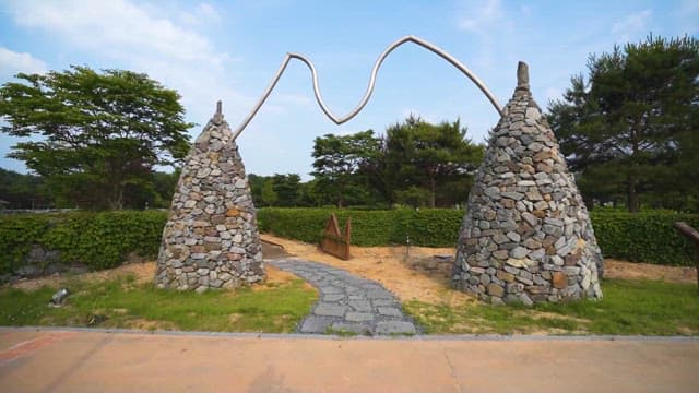 공원의 예술적인 돌 구조물