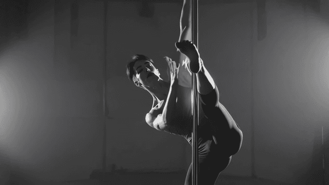 폴댄스를 추는 남성 무용수