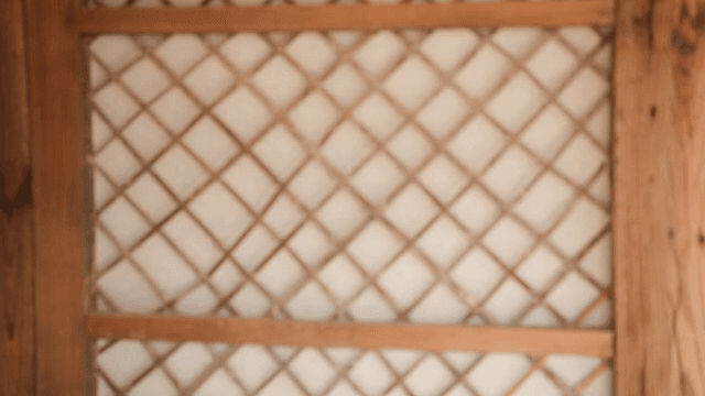 나무 가구가 있는 전통 한국 방