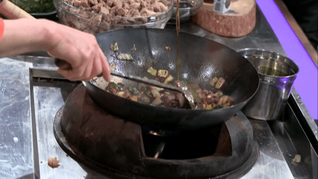 채소를 볶으며 매실액을 넣는 모습