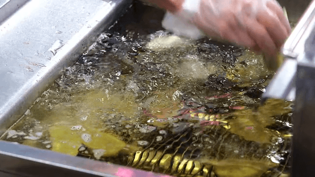 주방에서 뜨거운 기름에 만두 튀기기