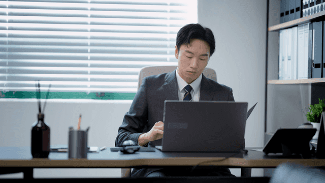 사무실 책상에서 일하는 남성