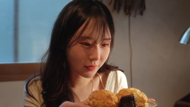 실내에서 디저트를 즐기는 여성