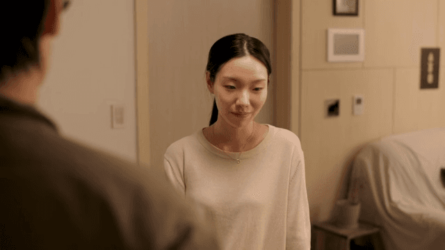 부엌에서 감정적으로 대화하는 남성과 여성