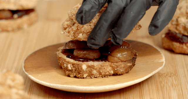 밤과 딸기잼이 올라간 빵 디저트