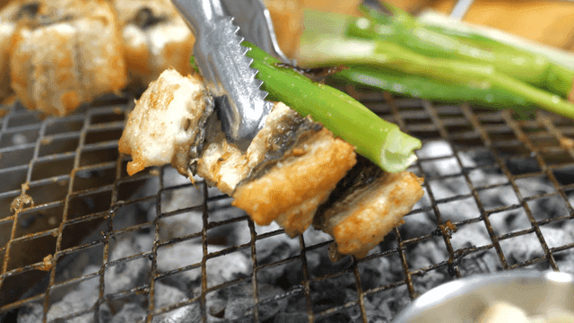 구운 대파와 함께 먹는 장어 구이