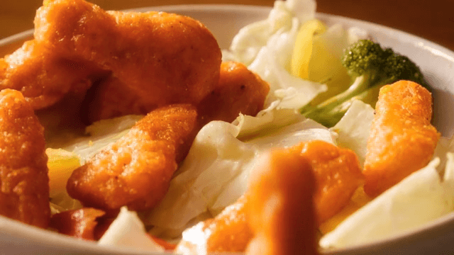 신선한 샐러드와 바삭한 치킨 조각