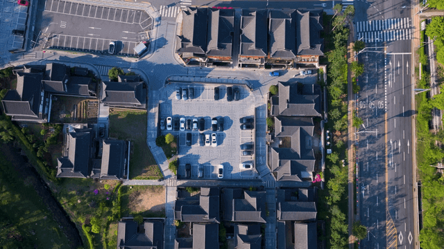 하늘에서 내려다 본 정돈된 한옥 마을