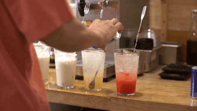 카운터에서 다양한 아이스 음료 준비