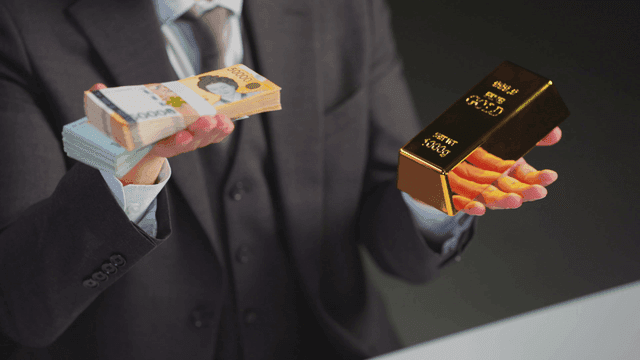 돈과 금을 저울질하는 정장을 입은 남자