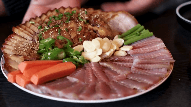 홍어와 함께한 보쌈 한 접시