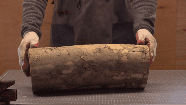 작업장에서 나무 통나무를 다루는 목수