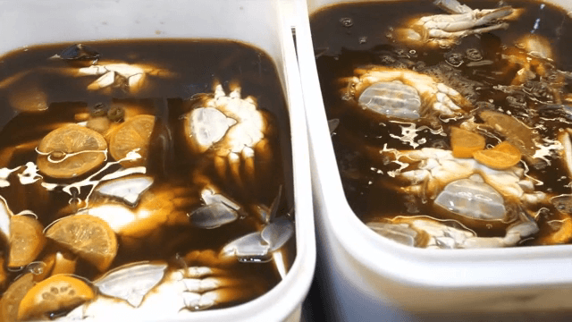 간장에 절인 게가 담긴 용기