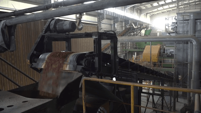 공장에서 재료를 처리하는 컨베이어 벨트