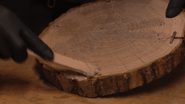 작업대 위에서 본드가 발리는 목재 단면