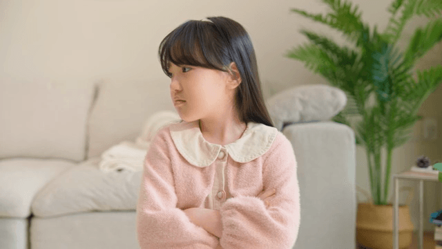 팔짱을 낀 토라진 아이